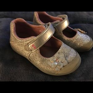 Suprize by Stride Rite Silver/Gray Mary Jane’s